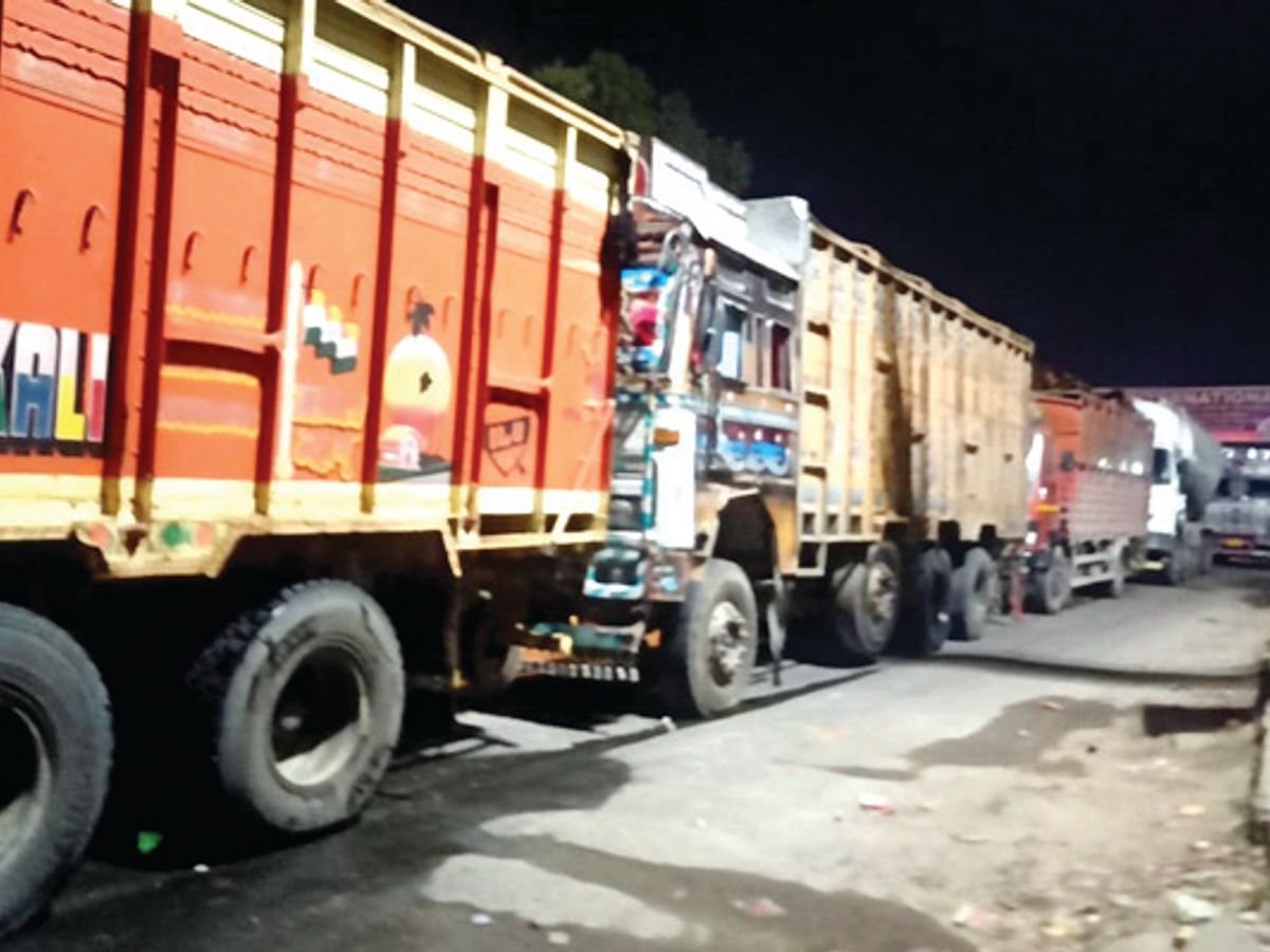 भागलपुर में बड़ी कार्रवाई: बेली ब्रिज से मिनी ट्रक गुजरने के मामले में 5 पुलिसकर्मी निलंबित